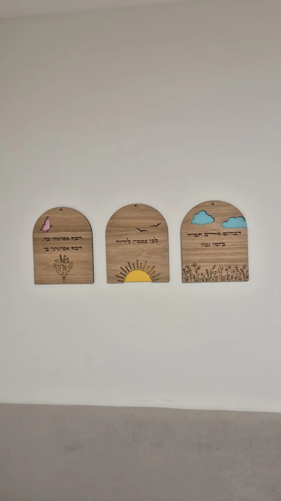 שלושה שלטי קשת מעץ עם חריטה, שמש וענן